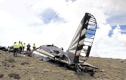 The tail of the Dakota that crashed in the Drakensberg on Wednesday, killing 11 people. Most of the aircraft was destroyed on impact and by fire Image by: CHRIS BOTHA, NETCARE.