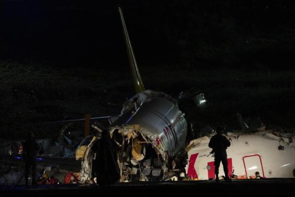 В результате жесткой посадки самолета Boeing 737-86J (WL), TC-IZK, пострадали 155 человек, погибли трое. 