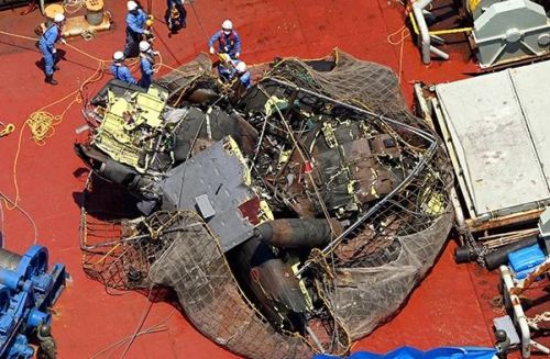 The salvaged helicopter piece off Miyakojima, Okinawa Prefecture, on May 2 (Sayuri Ide)