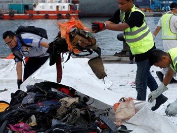 Разбившийся у берегов Индонезии Boeing 737 был новым, погибли 189 человек