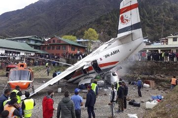 В аэропорту Непала произошло столкновение самолета и вертолета